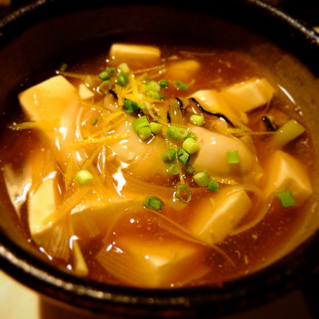 さてさて昨日から登場は冬のあつあつ人気メニュー！「かきと豆腐のあんかけ煮」！煮ものと言うより、とろみのかかった旨口汁もの！牡蠣のおいしさ！お豆腐といっしょにいただきます！ワタクシもたべたいですっ！（お）