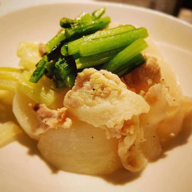 あー、すっかり雨も上がっていいお天気は11月最終の土曜日…夜はちょっとごはんをたべに行くのもイイネと（笑）、今夜はやさしいお味の煮もの「かぶと豚バラにくいの蒸し煮」、おすすめですよ、おいしいよ！（お）