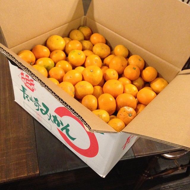 ぎっしりすごい！本日お客様から送っていただきました。お客様の長崎のご両親が作られたミカンだそうです。ありがとうございます、いただきます。(うめ)