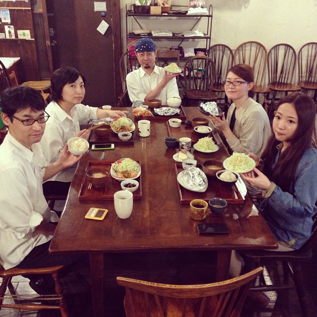 貸切の日はまかないをみんなで。ランチ専門の私はみんなで話しながら食べるご飯が新鮮です。今日も楽しくておいしいまかない時間でした(うめ)