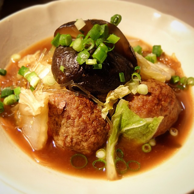 いやいやいよいよ12月、さっそく冬将軍がやって来ているなんて話ですけど、えぇ、風が冷たいですもんね。と、そんな日はあったか煮もの「肉だんごのオイスターソース煮込み」！なんかがおいしいですよ！しっかり旨口！ごはんにももってこい！おススメです！（お）