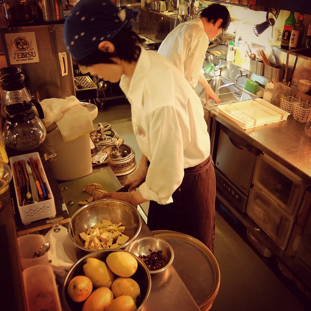 あー、寒い雨の夜だからさ、仕方がないかもしれないけれど、今夜はぜんぜんお客さんが来ませんね（苦笑）。と、ぬまっちははちみつ花梨の仕込みをはじめ、久保さんは早々と賄いをたべ終わり…いやいや夜はコレカラヨ！（笑…よろしくお願いします）（お）