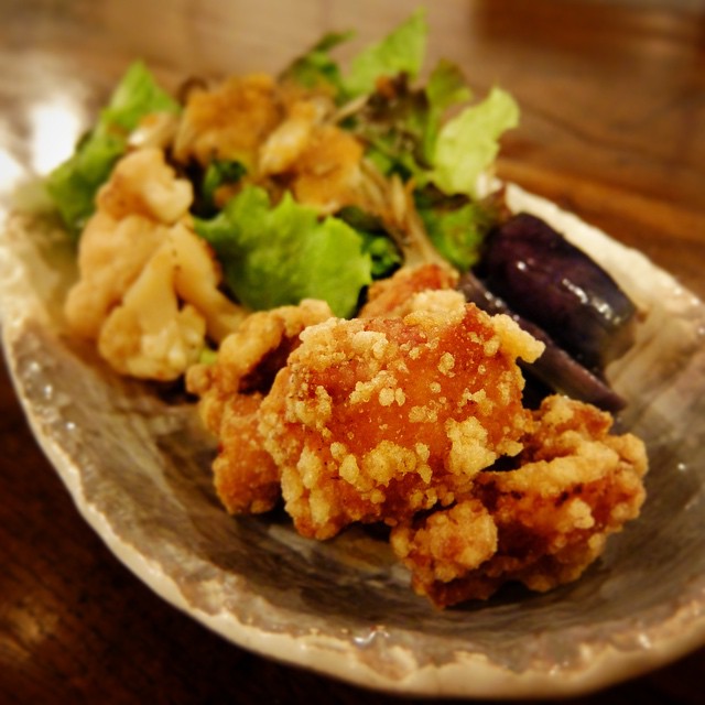 あー、本日ランチは大賑わいで早仕舞い御礼！（あーざっす！）ということで、すっかり売り切れ！ワタクシの本日の賄いは、「ちょっとトリカラと野菜メニューのちょこもり」。おいしうございました。（お）