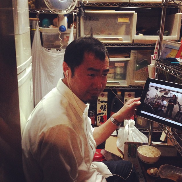 ご飯を食べるおかやん。お昼が今日は大好評で、忙しかったからゆったり休憩してるんだろうなぁ…と思ってふと見ると、まだ働くの？リトスタに住み着く妖怪の気配を感じとってピンッと毛を逆立てていました。おぉこわいこわい。（さ）