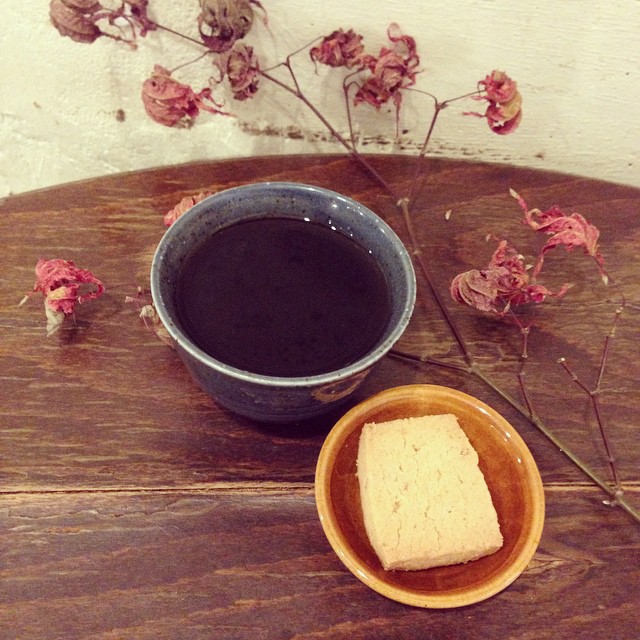 沼田さんクッキー第二弾、白ごまとローズマリーのクッキーです！コーヒーは店長がいれてくれた二三味(にざみ)コーヒー。味比べが楽しい午後のひとときです(うめ)