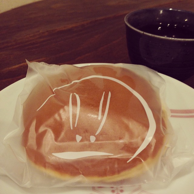 今日はキッチンのクボさんの奥様がご来店、店長が好きな阿佐ヶ谷のうさぎやさんどらやきいただきました。ふわふわモチモチ感が、、小豆の自然な甘さが、、、(｡-_-｡)。しみじみ美味しかったです。ごちそうさまでした。