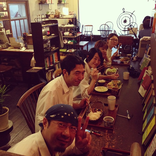 今日のランチは大盛況！バタバタバタバタでしたが、みなさまご来店本当にありがとうございました。労をねぎらいながら一列でご飯です。(うめ)