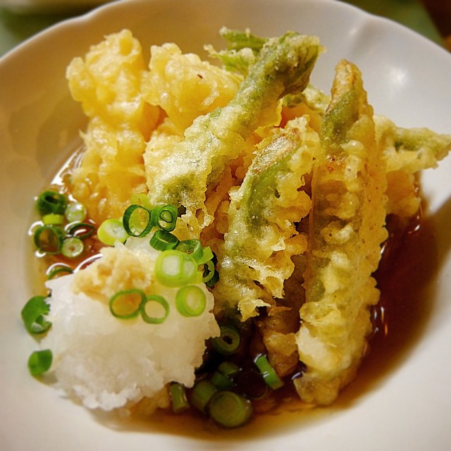 ってなわけで、今季初登場のたけのこはさっくり揚げ出し！「たけのこ山菜の揚げ出し」！山菜は香りのよい山うどと合わせて、からり揚げたてあつあつを、やさしい味の出し汁ですみやかに揚げ出し！春のおいしさ！（お）