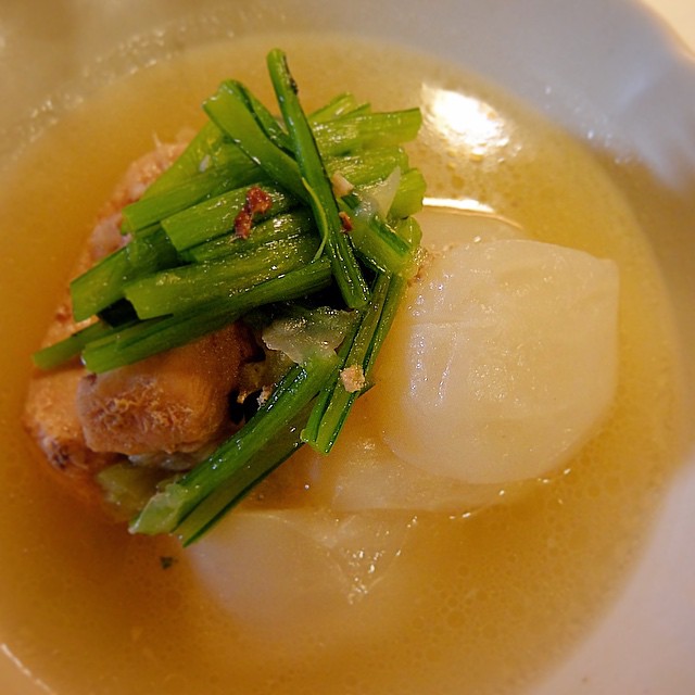 さてさて先日からお出ししております煮物メニューはナンプラーベースのベトナム風がイイネ！「かぶとスペアリブのあっさり煮」！豚スペアリブの旨味、やさしいかぶのおいしさ…スープまでしっかりいただきたい一品ですよ。（お）