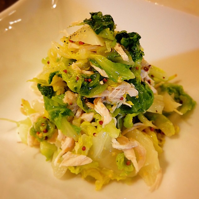 さてさて今週から登場は春のサラダ！店長ミヤザキが数ある当店サラダメニューの中でもベスト3に入る！というくらい好きなサラダは「春キャベツと蒸し鶏のサラダ」！つぶマスタードドレッシングのさっぱりとした酸味！やさしい春のおいしさです！（お）