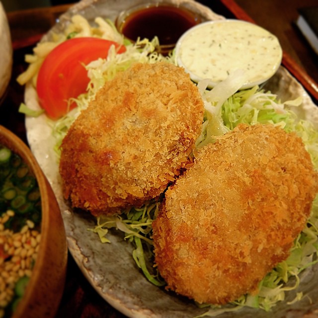 あー、久しぶりに本日ワタクシokayanの賄いは今夜メニューアウトした「男しゃくコロッケ」！…は、とんかつソースにタルタルソース！さらにキャベツの千切りは大盛りと、えぇ、大盤振る舞いでありがとうございます！（おなかいっぱい！）（お）