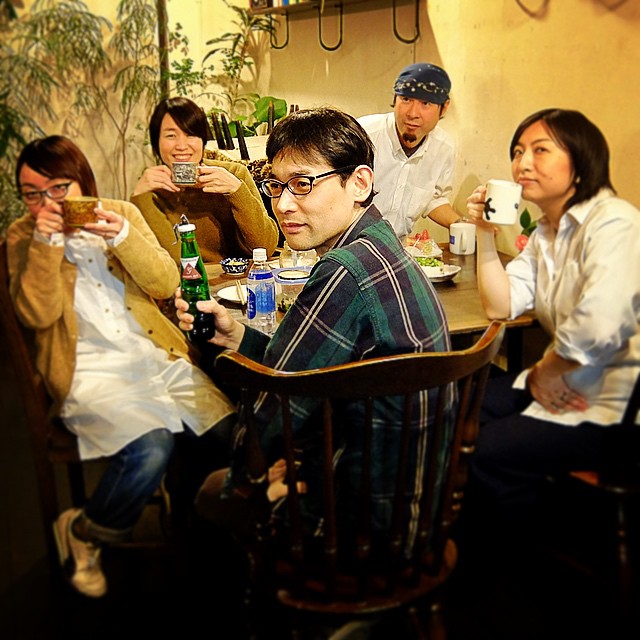 あー、当店今日と明日、毎月恒例の月イチ連休をいただいておりますが、えぇ、土曜の夜は深夜の乾杯…終電の時間がすぐで、ばたばたするのも、また連休前って感じがするね！（笑）…って、センターを務めるのはハンドパワーくぼさんです！（笑）（お）