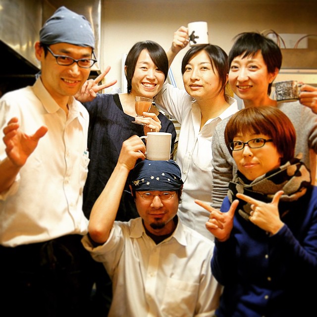 あー、昨夜金曜の夜は助っ人祭りだ！きめちゃんナイト！と、まあまあ賑やかだったその仕事上がり、お客さんとしてご来店だった元スタッフのイノさんも一緒にカンパイ！…って、くぼさんのその手はなんだ？ハンドパワー？る…って、だからなんなのよ〜っ！（気になる！…笑）（お）