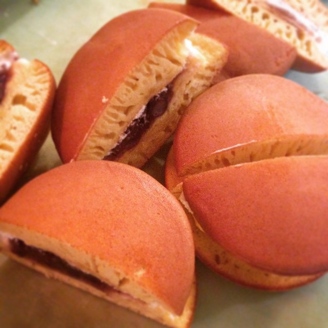 昨日やってきた元キッチンスタッフ、ヒデキからの差し入れは、キハチのどら焼き。どら焼き大好き〜！ありがたくいただきます！（麻）