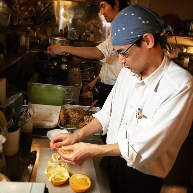 春のサラダは「いちごと甘夏、合鴨スモークのサラダ」が登場しておりますが、えぇ、甘夏と言えばムッキーちゃん、ムッキーちゃんと言えばくぼさん！ということで、今夜もムッキーちゃん片手に甘夏を剥きまくるくぼさんです！これが…ある意味ハンドパワー？？（笑）（お）