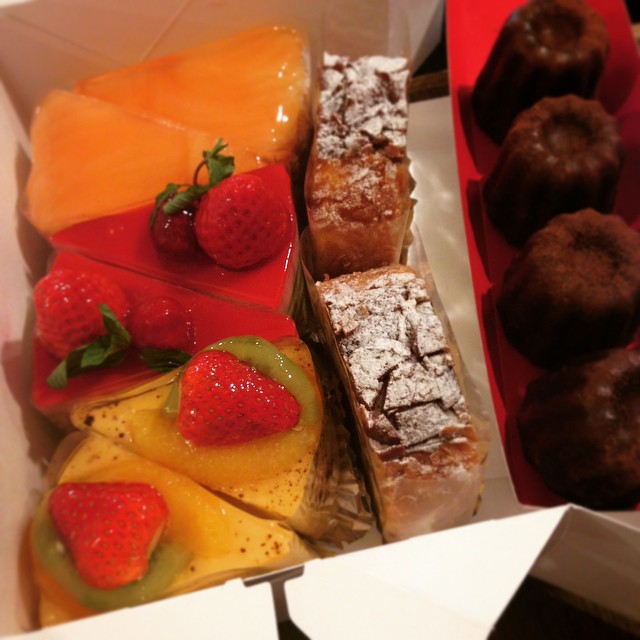 ホワイトデーのお返しは、豪華だなー*(^o^)/*okayanからはレヴェのケーキ、ナベさんからはカヌレ！いただきます！