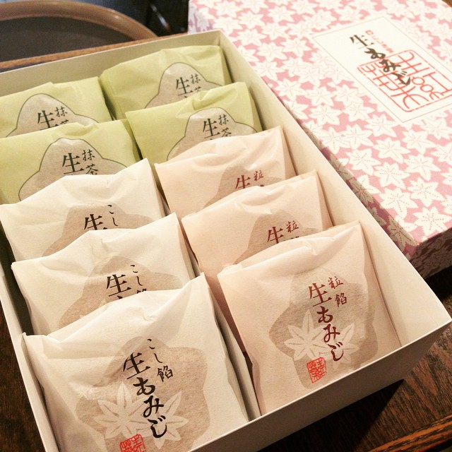 お客様からいただきました、生もみじまんじゅう。箱もかわいいですが、おまんじゅう自体も鹿の焼印がかわいらしいお菓子でした。「生」が気になりますよね、、皮がもっちもちでした(｡-_-｡)。箱、名前、見た目、食感、味それぞれテンションあがりました。ごちそうさまでした！(うめ)