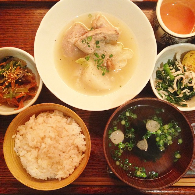 今日のまかないは、かぶとスペアリブのあっさり煮に、おまけをつけてもらいました！風邪を引いた私のために、店長が栄養を考えてくれたんです。春菊と蒸し鶏のからしあえ、卵焼きのはじっこ、チャプチェ。豪華ですね〜。季節の変わり目、皆さんも体調に気をつけてくださいね〜*(^o^)/*(コジ)