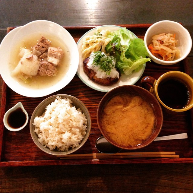 今日のまかないはメインがふたつ！。スペアリブとかぶの煮物におろしハンバーグでした。煮物はスープのようにおつゆまで丸ごと美味しかったです。そしておろしハンバーグも言わずもがなです。美味しいご飯で体調崩しがちな季節を乗り切りたいと思います。(うめ)