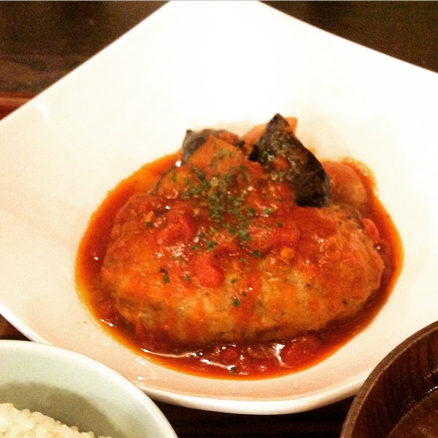 今日のまかないはトマトハンバーグです。今週3回目のハンバーグ。王道→おろし→トマトとアレンジしてくれたので毎回新鮮楽しいハンバーグ週間でした。今日はありがたいことにご予約をたくさんいただいて仕込みが大変なはずなのに、美味しいまかないを作ってくれる店長。年齢は変わらないけれど肝っ玉母さんのようです笑。(うめ)