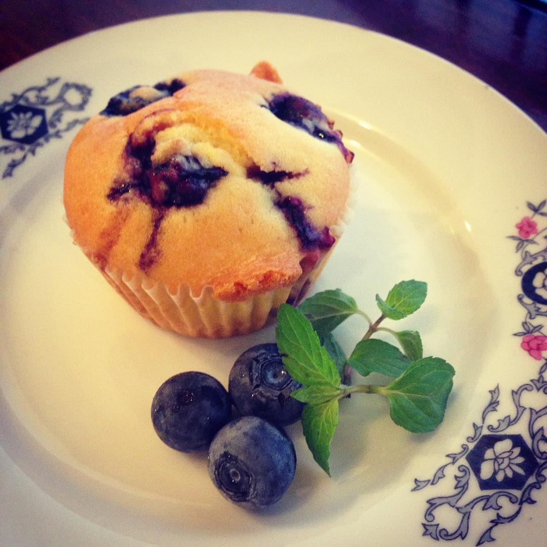 さてさて、今週からの季節のデザートは、三鷹産の摘みたてブルーベリーをマフィンに。この季節ならではのデザートです。小ぶりなので、食後の別バラにうってつけですなぁ…(｡-_-｡)（ぬ）