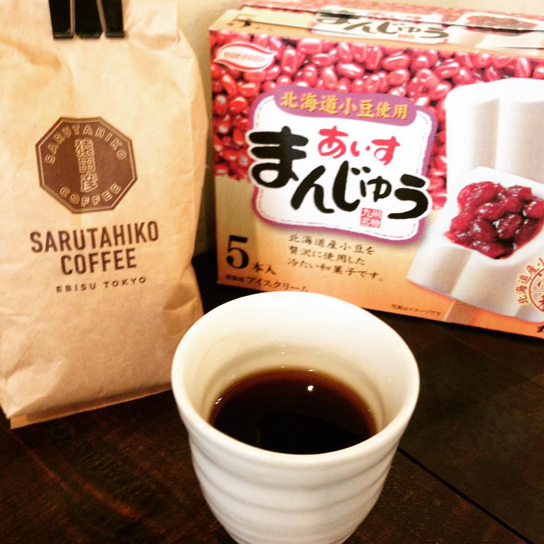 今日のまかないおやつは、okayanと店長からごちそうしてもらいました！「あいすまんじゅう」、名前からして存在感がありますね。店長いわく小豆が美味しいとのことです。確かに。冷たくて甘いアイスと猿田彦珈琲さんの苦味しっかりなコーヒーを交互にいただいたら絶妙です。ごちそうさまです(｡-_-｡)(うめ)