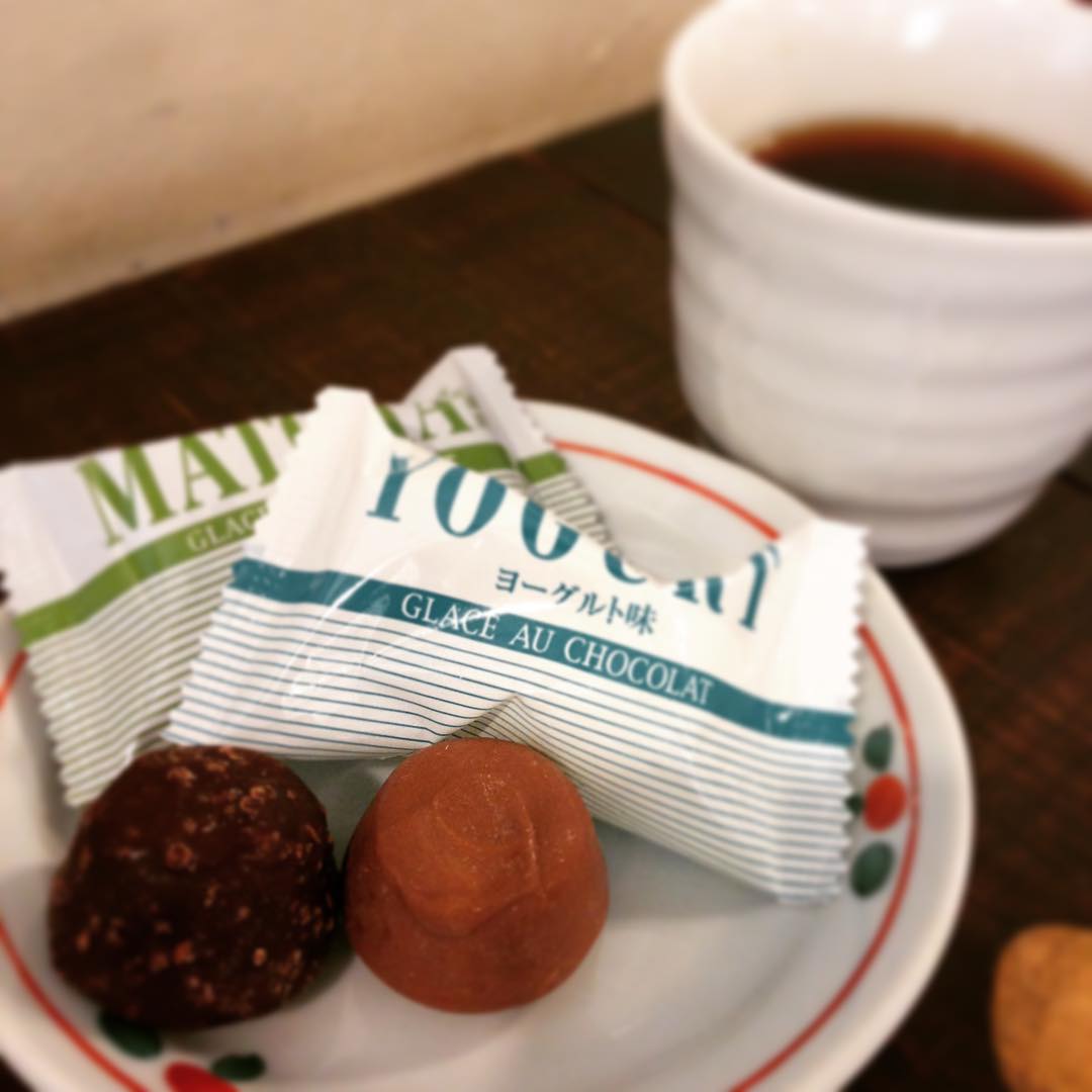 今日はティータイムに元スタッフ、くろこさんがご来店。ちょっといい「ピノ」を差し入れにいただきました。それではありがたくいただきます！のタイミングで今度はひできさんがご来店。そしてまたまた「ピノ」を差し入れいただきました笑。楽しい偶然が重なったティータイムでした。お二人ともありがとうございます！(うめ)