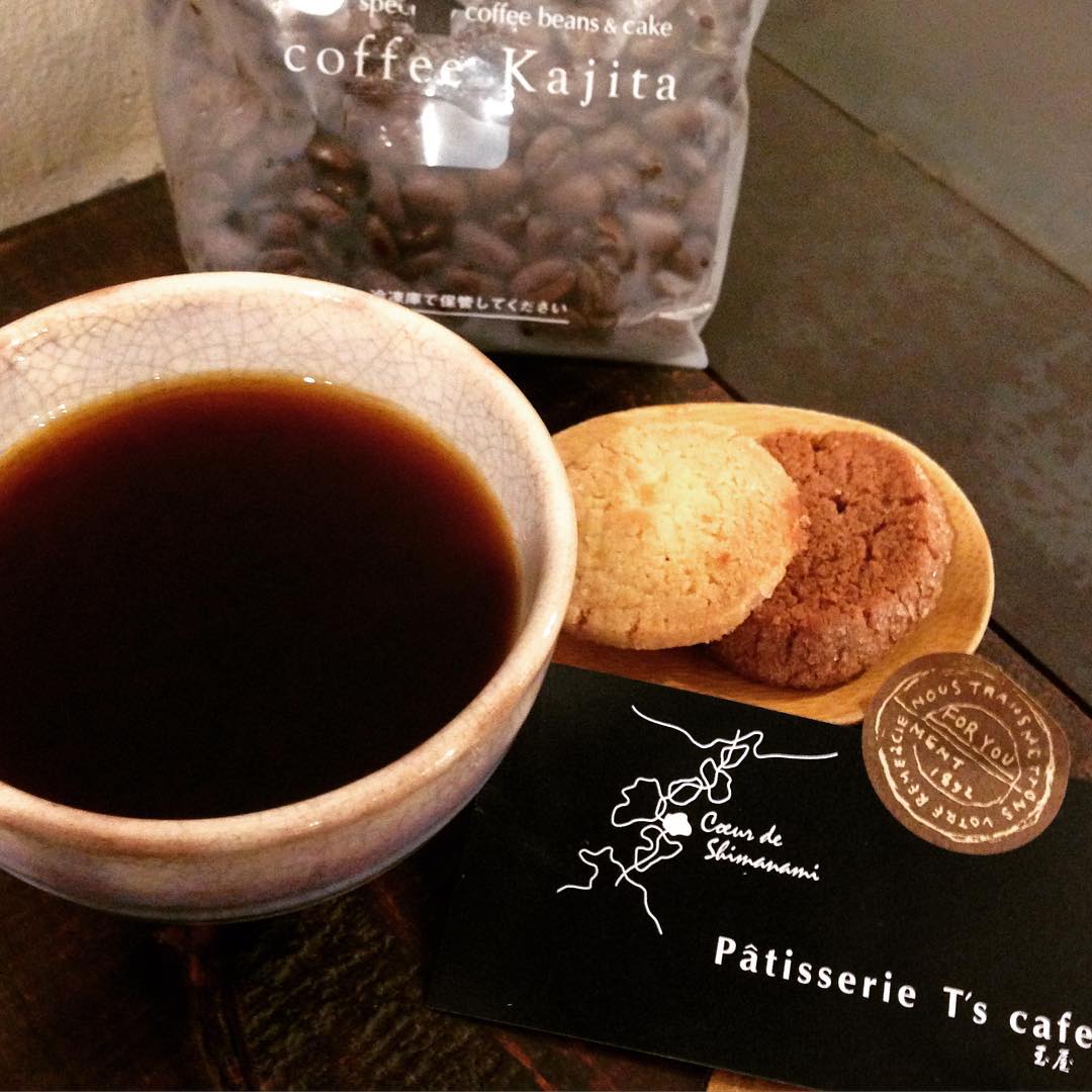 お盆明け、里帰り等で各地のお土産でまかないおやつです。なべさんの名古屋土産coffee kajitaの珈琲。しっかりした味で後味が柔らかくて美味しいです。焼き菓子は瀬戸内海は伯方島Ｔ's cafeさん。こちらのカフェはokayan、店長が数年前に訪れて絶賛したカフェ。それは是非行かねば！とわたくし、Ｔ'scafe中心の日程を組んで帰省旅行してまいりました。結果、大好きな場所でした。甘さが絶妙なケーキとドリップ珈琲、窓から見える海、観光地しすぎてないのんびりとした島の雰囲気に癒されました。おすすめを訪ねる旅は楽しかったです。(うめ)