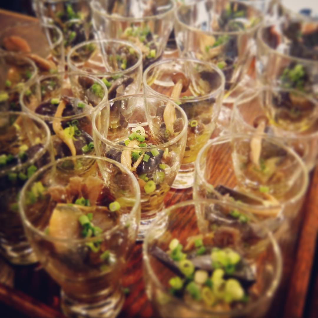 さて、本当のティタイムは貸し切りのご宴会！めでたい結婚式は二次会が開催中！なごやかであたたかい時間が進行しております〜！（お）