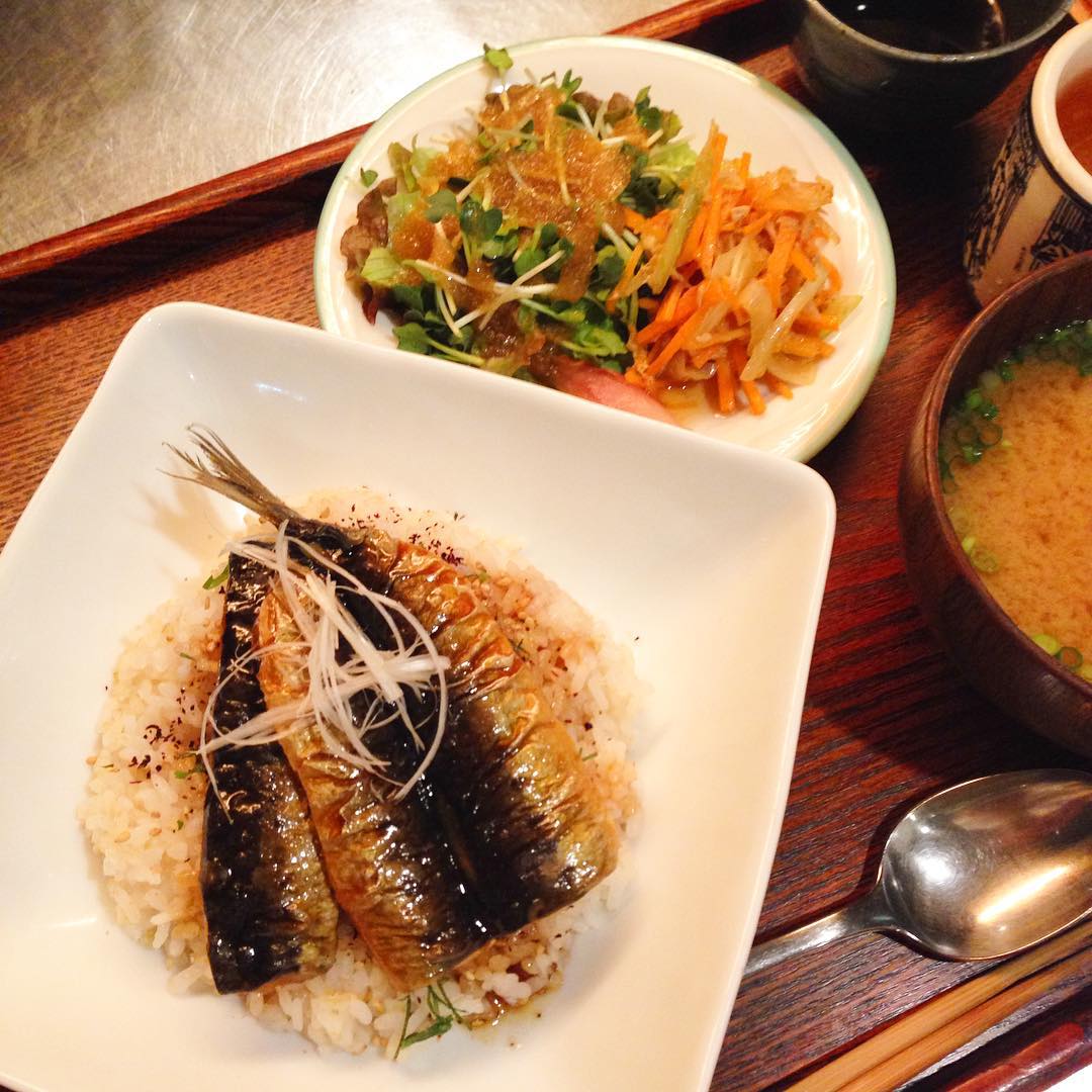 今日のまかないはイワシの蒲焼き丼です！ふっくらイワシに甘辛ダレがよーく絡んで箸が進みます。しかし何と言っても一番のポイントは、イワシとご飯の間に隠された「ゆかり」だと思うのです。おにぎりなどに使うゆかりです。これが、蒲焼きの風味を一層引き立てているんですよね。このメニューは、あるレシピを参考に作られたものなんですが、ゆかりを挟むのは店長のオリジナルだそうです。こういうちょっとしたアレンジがリトスタっぽいなあとしみじみ。(コジ)