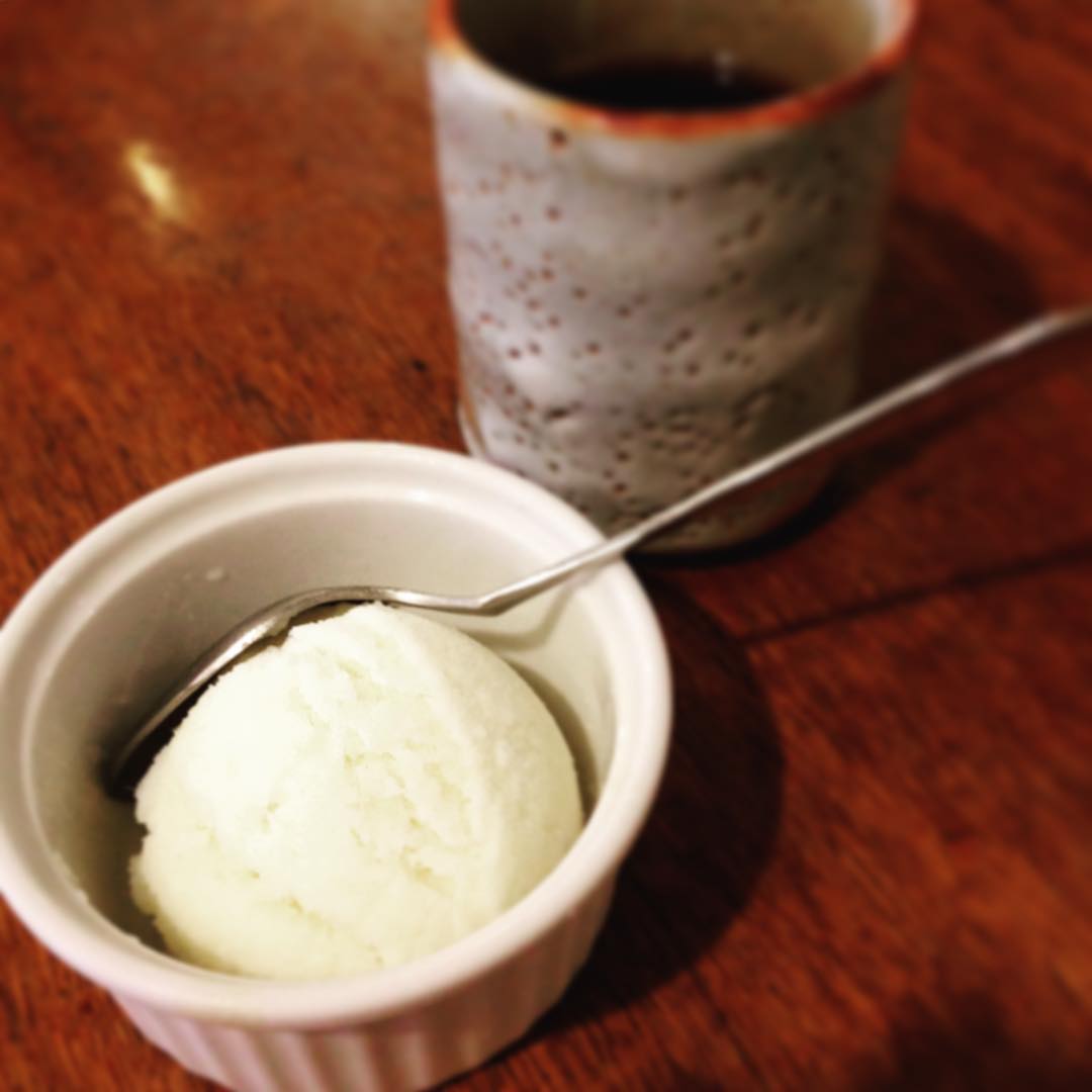 試作アイスをまかないおやつでいただきました*(^o^)/。フローズンヨーグルトは後味がいいですね。爽やかでいてまろやかです。何味かはお楽しみにです！(うめ)