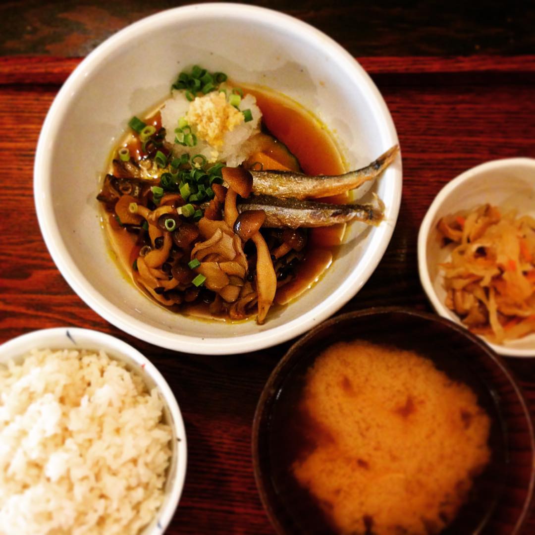 本日のまかない、「ししゃもとかぼちゃ、きのこの揚げびたし定食」。だし汁で優しいご飯ですが、ホクホク、ぷりぷりいろんな食感がまた美味しい。生姜の効いたおつゆまでしっかりいただいて、今日も満腹、そして満足です。(うめ)