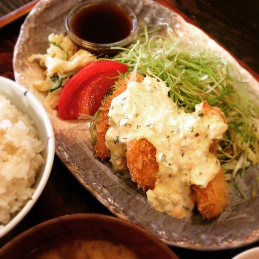 本日のランチもたくさんのご来店ありがとうございました！今日のまかないは「サーモンフライ・タルタルソース定食」。タルタルソースが大胆にかかっていますが、これくらいかかっていたほうが美味しいです！手作りだからまろやかなんですね。まずタルタルソースで食べてから、次はソースを混ぜて。いろんな食べ方楽しみたいですね。(うめ)