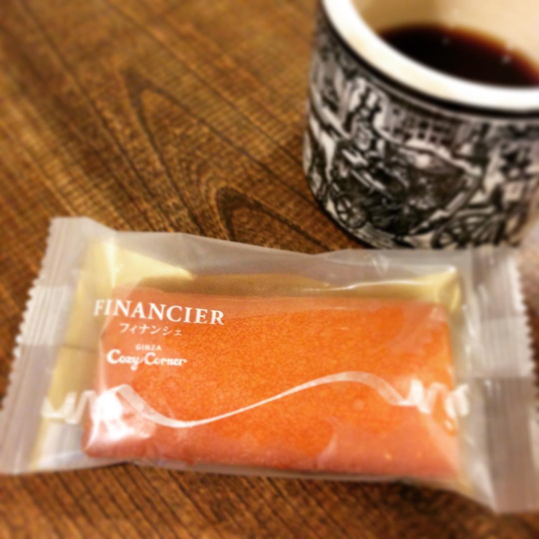 「競馬で大当たりを出した」と、ランチお馴染みのお客様から差し入れいただきました。伺いましたが確かに大当たりな金額でした(O_O)。もし私が当たったらと妄想してしまいました。それで差し入れ！の気持ちが嬉しいです。いただきます！(うめ)