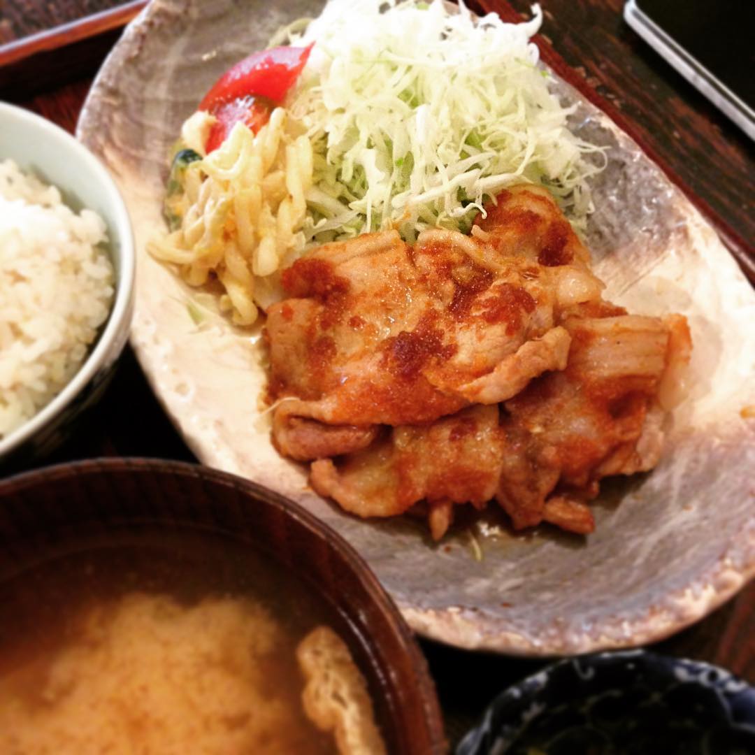 ランチメニューで一番好きです、「豚肉の香味焼き」。香味だれが絡まったお肉が美味しいだけではありません。キャベツにかかっている豆乳ドレッシングとのハーモニーがなんとも言えないんです。最後にお皿に残ったタレとドレッシングをご飯にかけて食べるとまたまた美味しいですよ。(うめ)