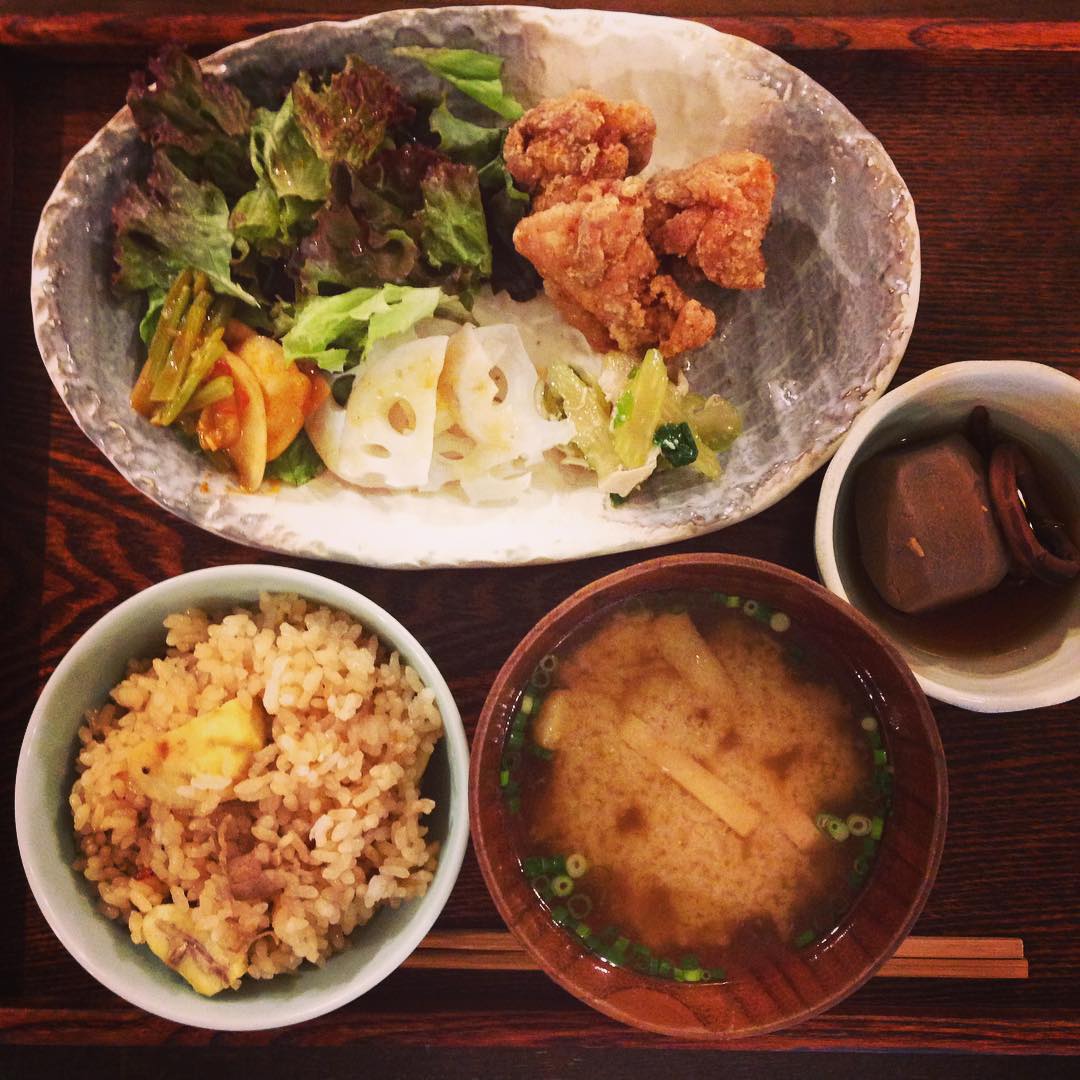 ランチ貸し切り、無事に終了しまして、まもなく18時より通常営業始まります。そんなこんなで、今日の賄いはご馳走でしたよ♪栗と牛肉の炊き込みご飯は、コースならではの特別メニューです。贅沢な秋を堪能しました。*(^o^)/*（ぬ）