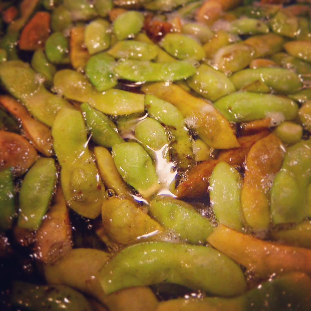 お客さんでお友達のヤマト君が今年も送ってくれたのは黒豆の枝豆！さくっと茹でたら、ぷりぷり大粒！香りの良い枝豆ですよ！と、今夜のお通しは数量限定でお出しします！金曜日の夜、もちろんすかっとビールのお供に！（笑）（お）