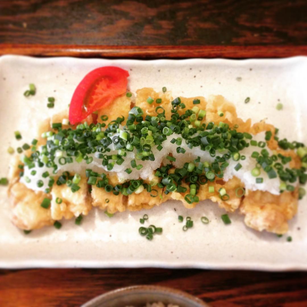 今日の日替りランチ、キッチンスタッフ・くぼさん曰く「なんだか四国の形に揚げったよ笑」な、ねぎとん定食です。サクッと揚がって大根おろしと万ねぎ、ポン酢で食べるのでさっぱりしてますが食べ応えも充分です。四国出身の私、ちょっと嬉しいお昼時でした。(うめ)
