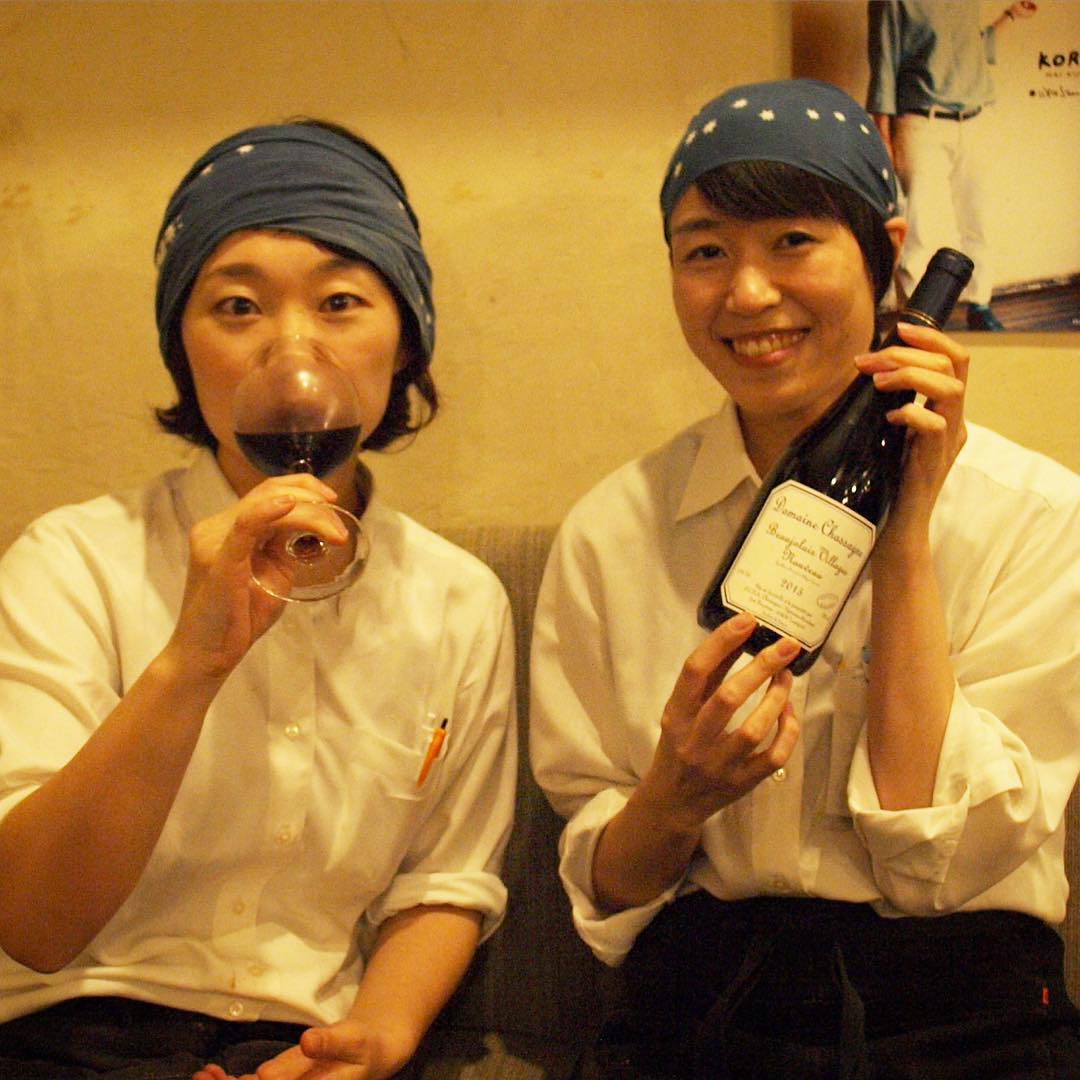 さてさて勤労感謝の日の祝日は三連休直前！の金曜の夜！今夜も当店はボジョレの夜！ということで、今年の当店ボジョレー親善大使はなほさん！…っていや、今の当店女性陣で唯一お酒がイケる口！なんでねと（笑）。いやでも今年のボジョレ、ぬまっちもすいすいのみたい！ってくらいのフレッシュな果実感！ホントおいしいですよ！ぜひ！（お）