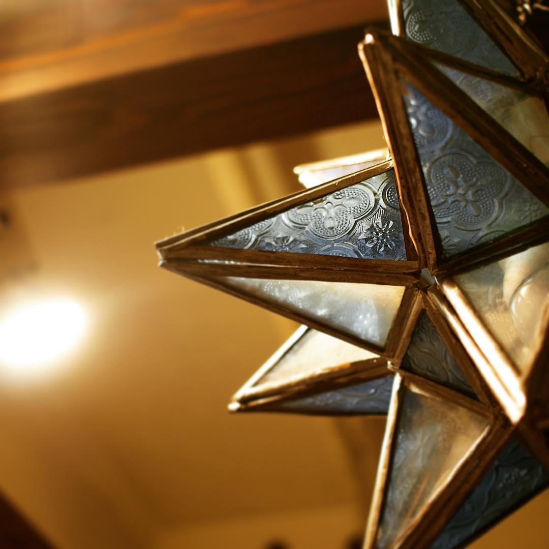 いや、意味はないんだけど（苦笑）、レジの上、当店のシンボル的なランプシェードはモロッコから取り寄せたものなんですが…って、いや、お店の一眼レフカメラはOLYMPUSのE-420から無線でiPhoneに送れるようになったんで、えぇ、実験がてら…いや、やっぱり画像がいいよなと（笑…スミマセン）（お）