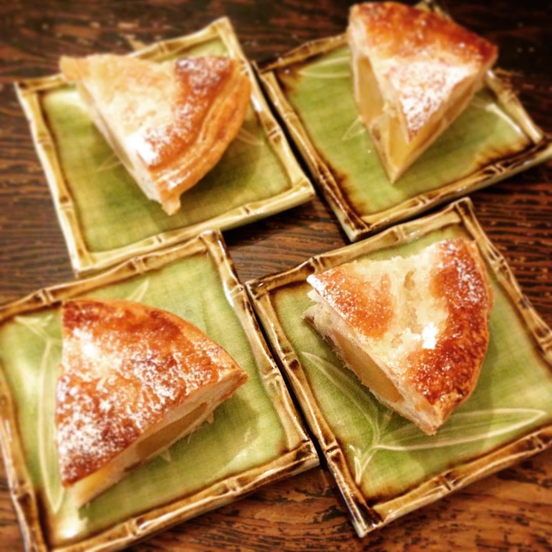 先日ご来店のおかやんのお母さんより、アップルパイの差し入れいただきました！トースターでかりっと焼いて、アイスもトッピングして…と、美味しさの追求がだんだんエスカレートした午後でした（笑）大変にご馳走になりました(^o^)（ぬ）