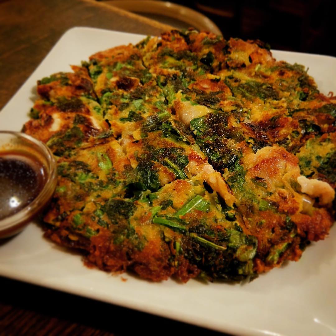 あー、今夜はあれこれ冬メニューも派手に登場しますよ！と、えぇ、それはそれでいいんだけど（笑）、ここはいぶし銀の脇役？メニューは「豚キムチと春菊のヂヂミ」もイイヨ！と（笑）自家製コチュジャンタレでお召し上がりです！ワタクシもたべたいですっ！（お）