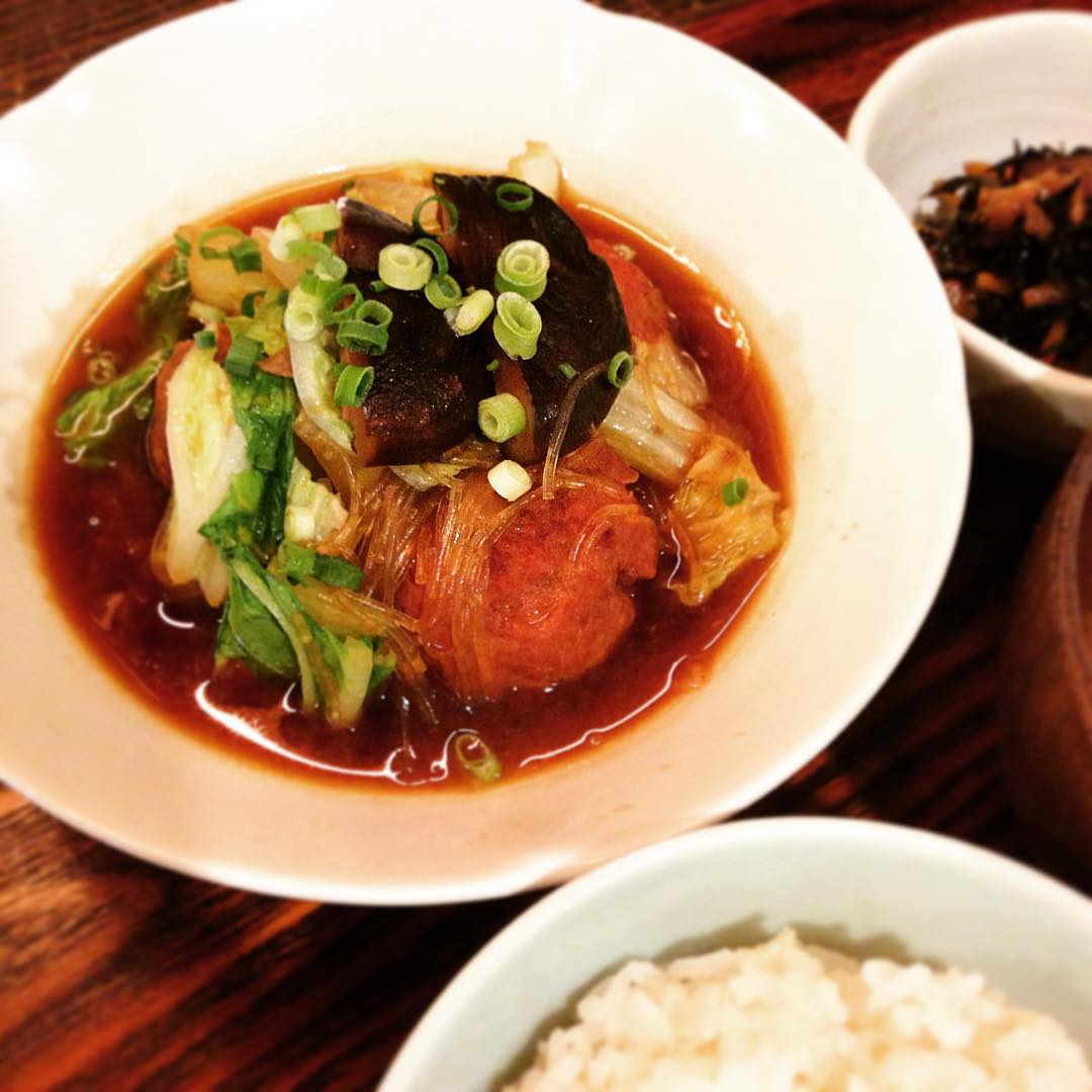今日のまかないは、季節感じる「肉だんごのオイスターソース煮込定食」です。しいたけのだしベースだからかこっくりしてるけど滋味深い味がしました。新米ご飯と相性ばっちりです。あったまりました。(うめ)