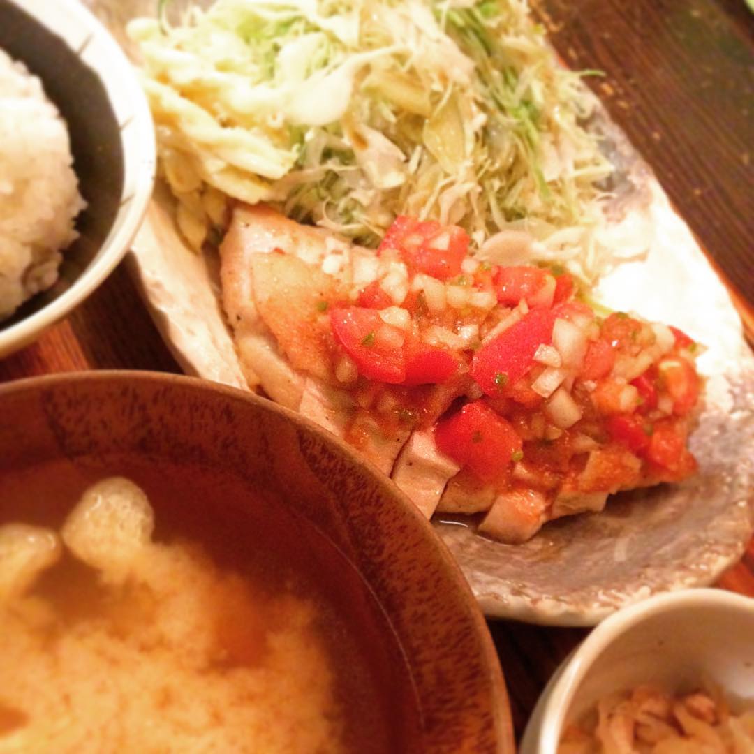 今日のまかないは、「チキンソテー・和風サルサソース定食」です。パリッとソテーされたチキンにジューシーなトマトがゴロゴロ入ったソース。ご飯がすすまないわけがない。個人的にチキンの下味につける塩加減がとても好みです。(うめ)