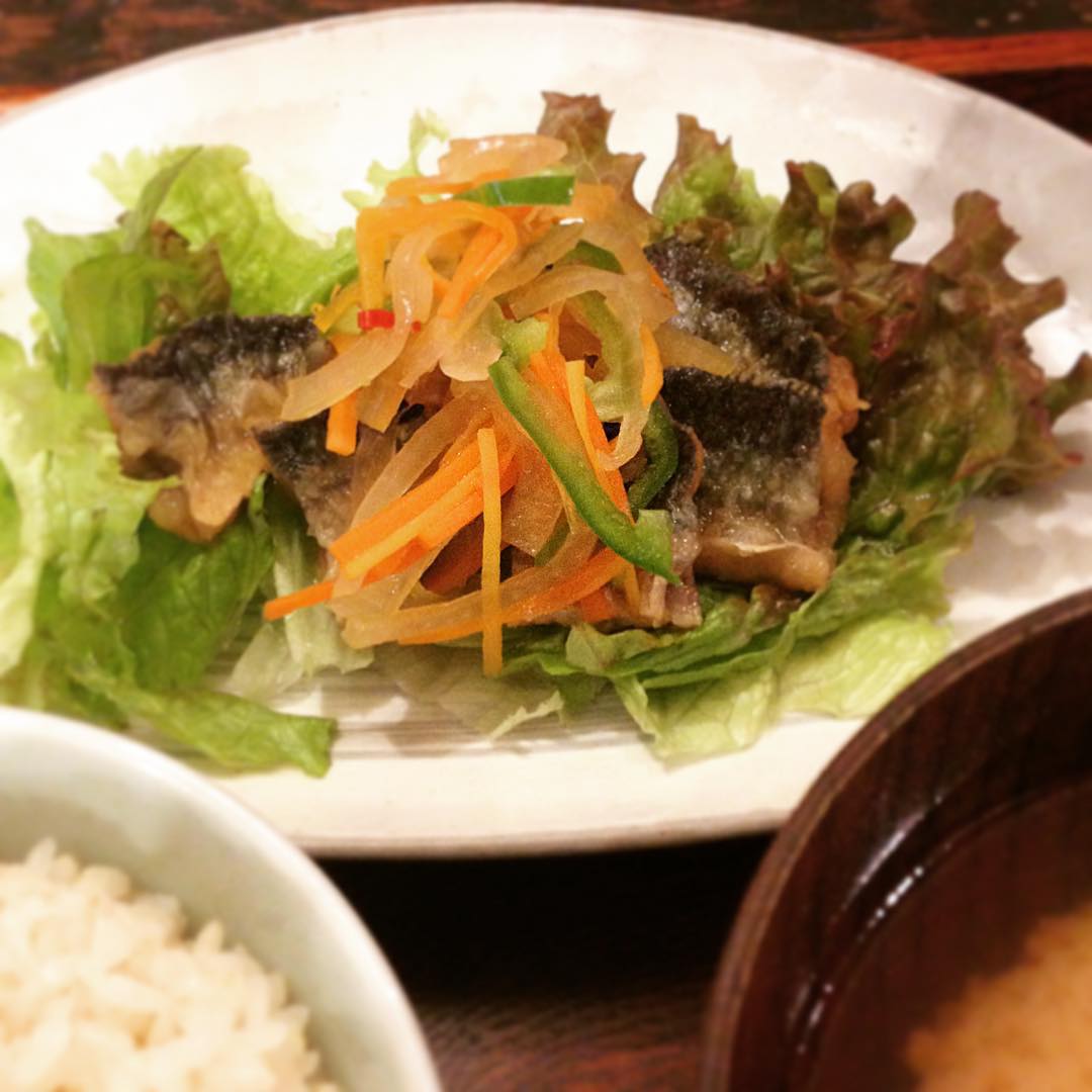 今日のまかないは「さんまの南蛮漬」です。季節感じるメニューですね。リトスタの南蛮漬は酸味がまろやかなのが好きです。そしてやはり新米が美味しい。(うめ)