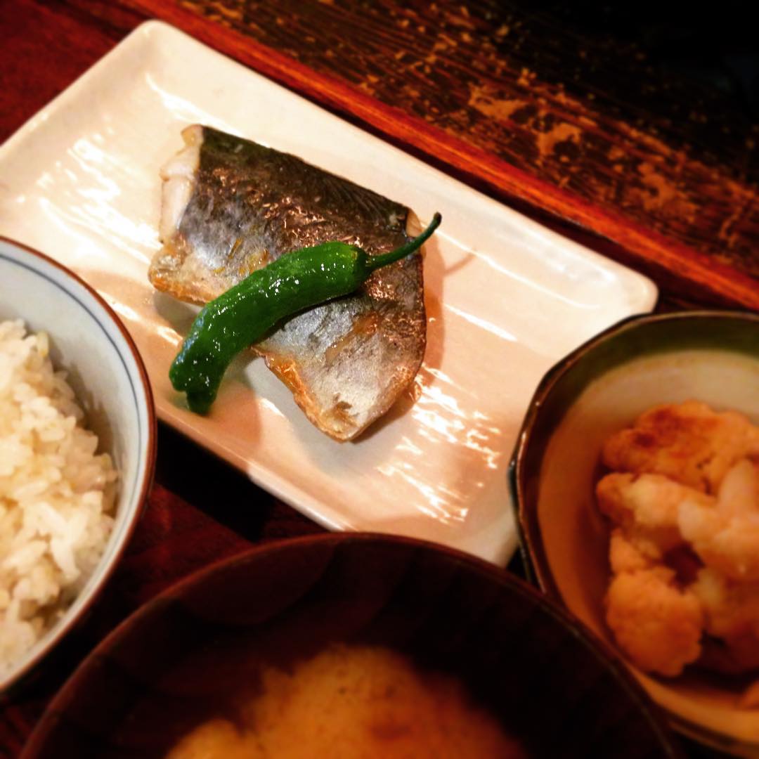 今日のまかないは「さわらの酒塩焼き」です。ふっくら、そして塩の塩梅が絶妙です。毎日書いてしまいますが新米とお味噌汁がこの上なくあう定食でした。(うめ)