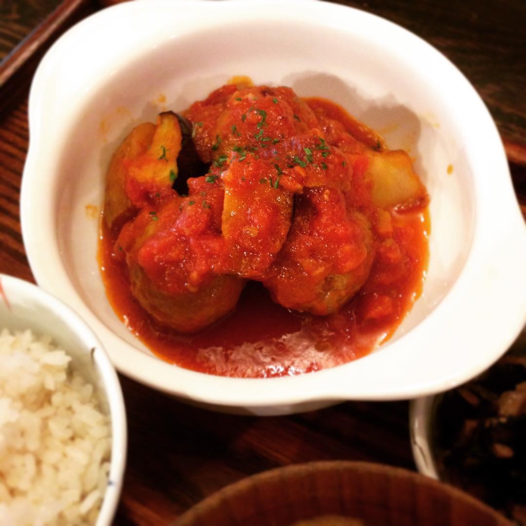 今日のまかないは「肉だんごとじゃがいも、茄子のトマト煮」です。食欲の秋がまだ終わりません、美味しいものはいくらでも食べられますな私。これではいかんと最近ゆっくり一つ一つの味を楽しむことを心がけてます。そうするとそれぞれ具材の味をしっかり感じれますね。それが楽しいです。楽しむの大事だなと改めて思います。(うめ)