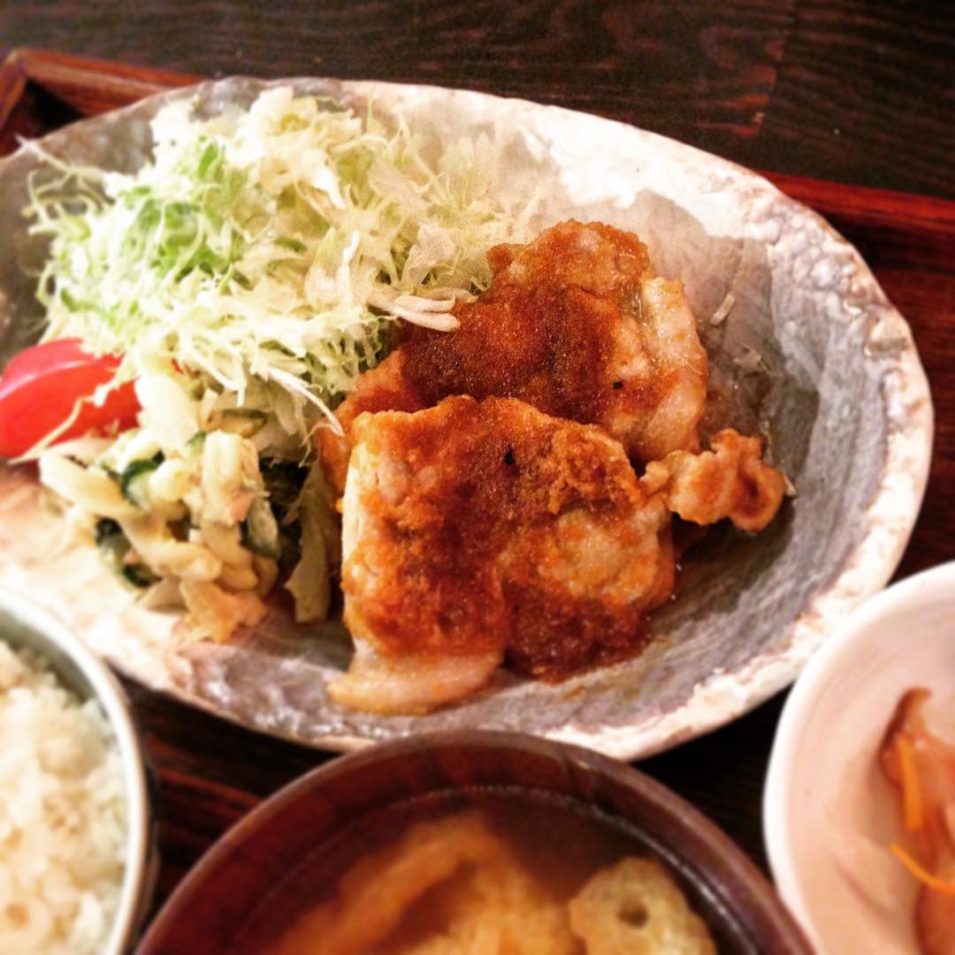 今日の日替りは、なかなか出会えない「さんまときのこの天ぷら」か、私のなかのナンバーワン「豚肉の香味焼き」、、、悩ましい。でもやはり香味焼きに。今日もたれとドレッシングの素敵なハーモニーでご飯がすすみました。(うめ)