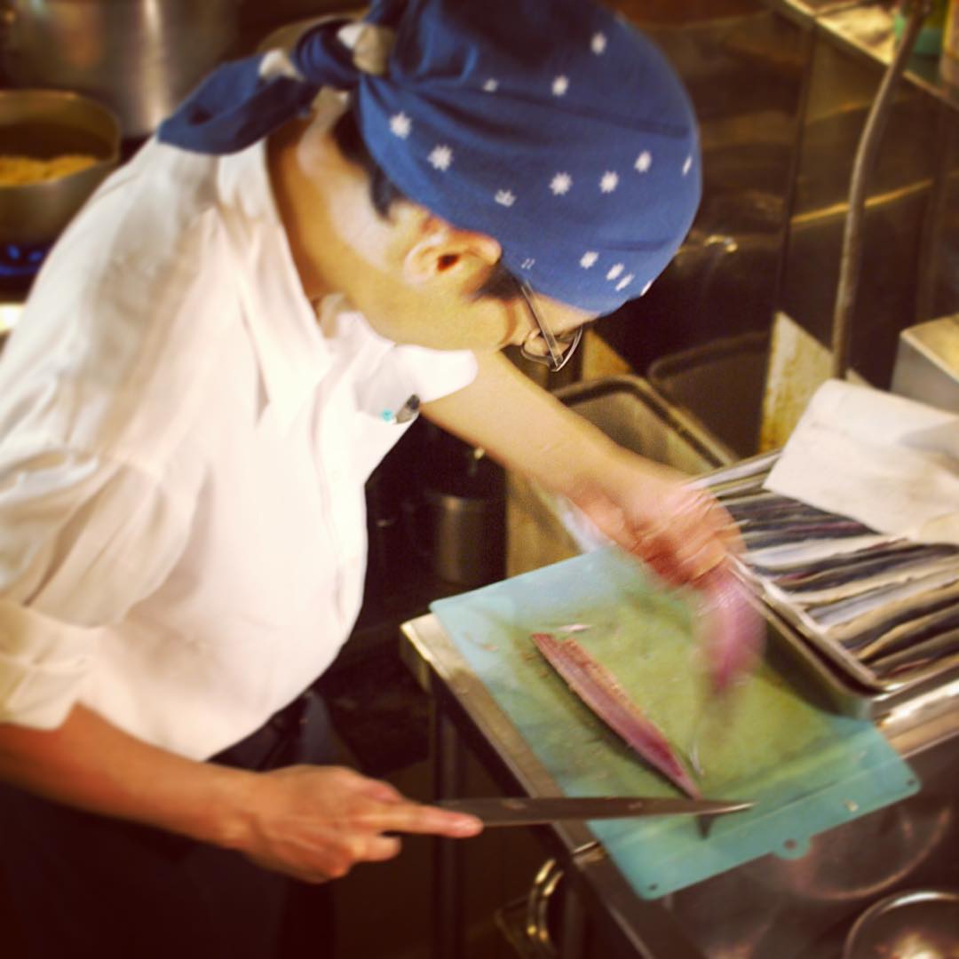 雨は降れども週末は土曜日ですよと、午後の仕込みはくぼさんがまたせっせと旬のさんまを捌いてくれております！今夜も出ますよ！人気の「さんまのたづな揚げ」！（お）