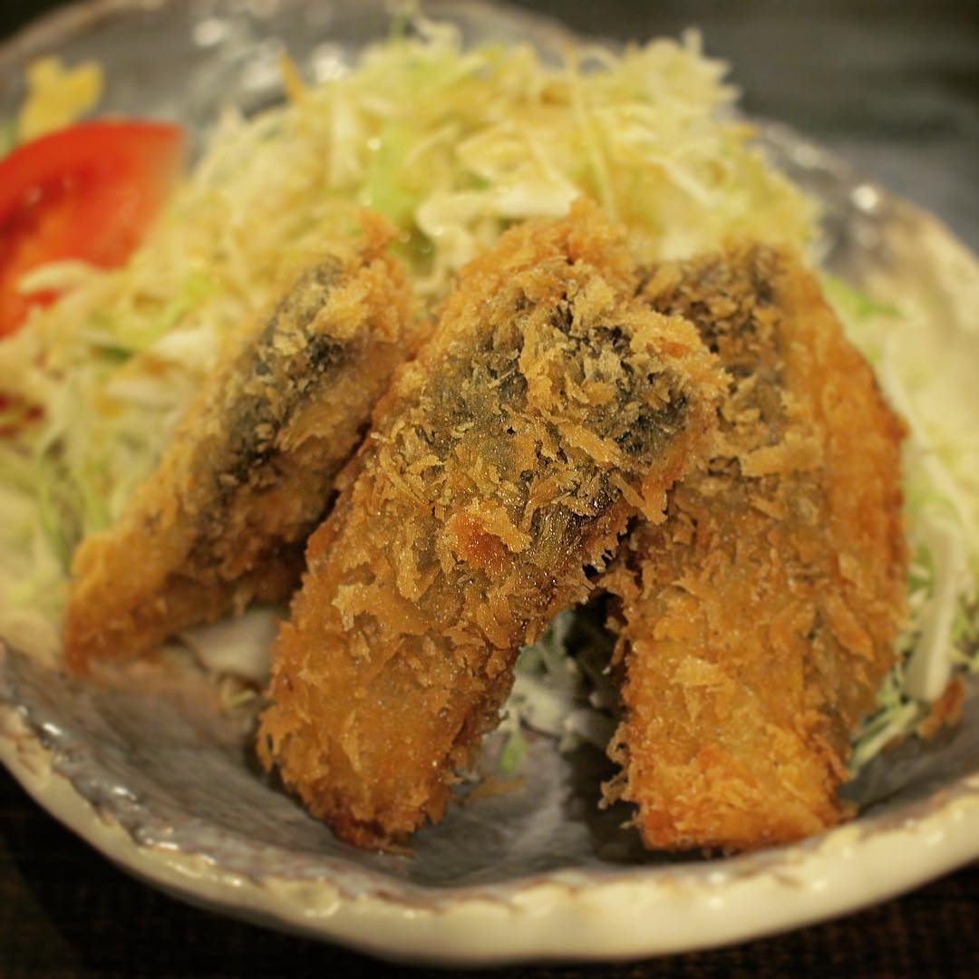さてとぽつぽつ雨も降り出しますかね？と水曜日、今夜のおススメはランチでも人気でしたよ！と「サバのマスタードフライ」！サバにさっぱり大葉を合わせたつぶマスタードが隠し味！今回のサバはいつも以上にぷりぷりでさらにおいしい！ぜひ！（お）